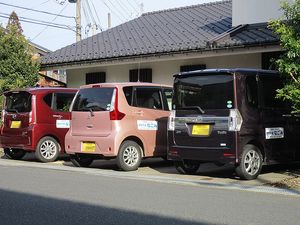 送迎車が並ぶ外観  