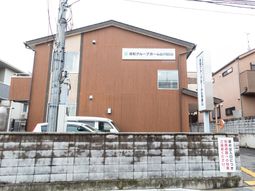 茶色い外壁の建物外観
