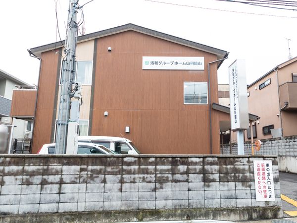 茶色い外壁の建物外観