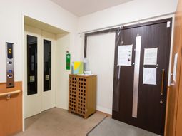 廊下のエレベーターと扉