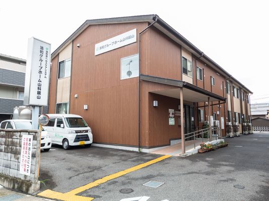 茶色の建物のエントランス