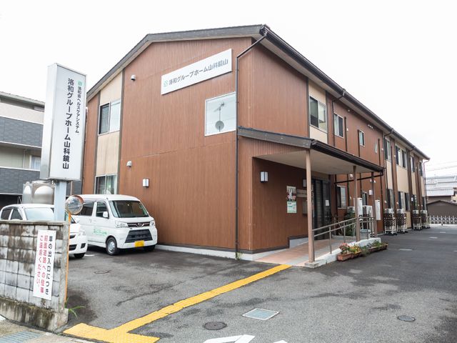 茶色の建物のエントランス