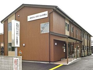 茶色の建物の外観