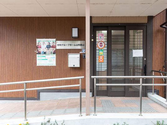 施設の入り口エントランス
