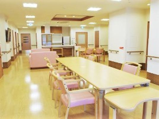 ゆとりある明るい食堂空間