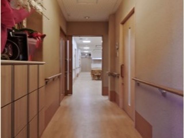 清潔感のある廊下 エントランス 手すりが設けられた、ゆったりとした廊下です。明るく清潔感のある空間で、快適な勤務が期待できます。