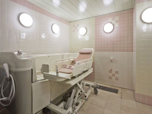 利用者の快適な浴室 浴室 清潔感があり、安全に配慮された移乗用の浴槽です。利用者のさまざまなニーズに対応する設備が整えられています。