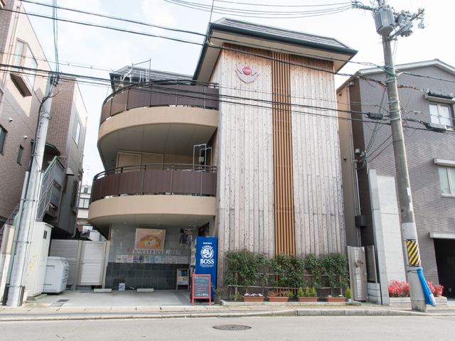 現代的な建物の外観 外観 曲線を描く洗練されたデザインが特徴の建物です。通りから直接アクセスしやすい立地が就業を検討されている方にも魅力的です。