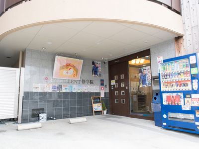 玄関前に掲示物がある施設