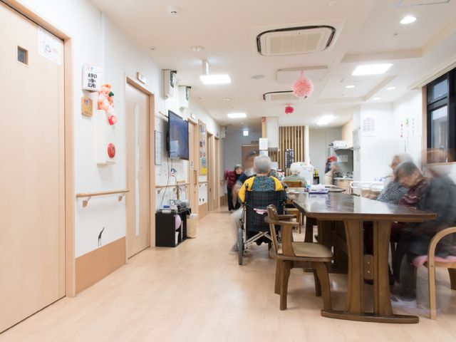 明るく広々食堂風景 食堂 居心地の良い食堂で、利用者が食事や会話を楽しんでいます。職員がサポートを行い、温かい雰囲気が感じられる職場です。