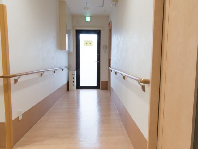 明るく清潔な廊下 廊下 手すり付きで広々とした廊下は、移動がしやすく安心して作業に専念できる環境が整っています。