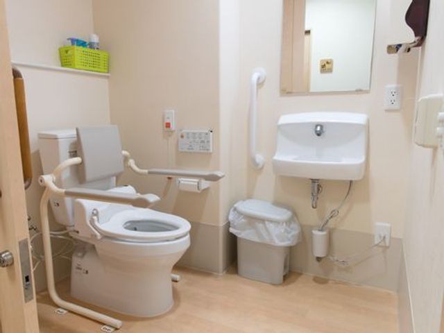 バリアフリーのトイレ設備 トイレ 手すりが完備された清潔なトイレです。利用者の安全と利便性を考えた設計になっておりますので、安心してご利用いただけます。
