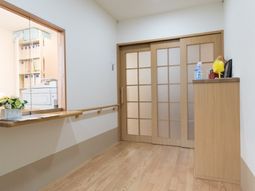 廊下の明るい手すりと受付