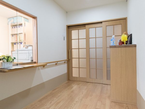 廊下の明るい手すりと受付