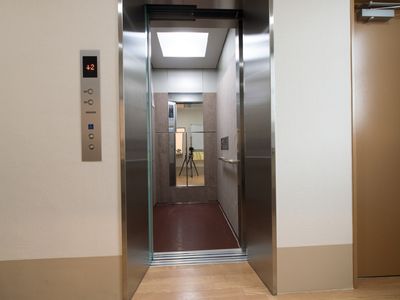 広々とした清潔なエレベーター