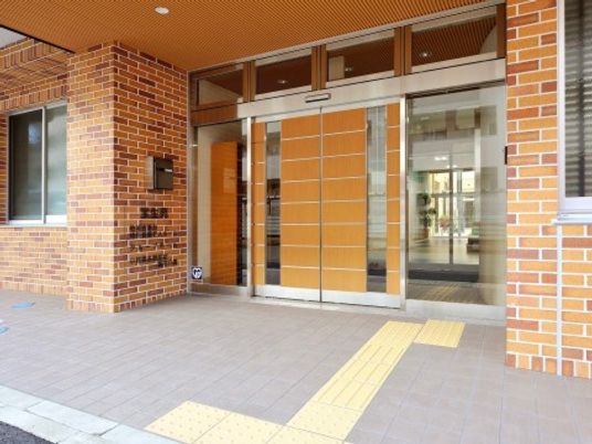明るいエントランスの外観