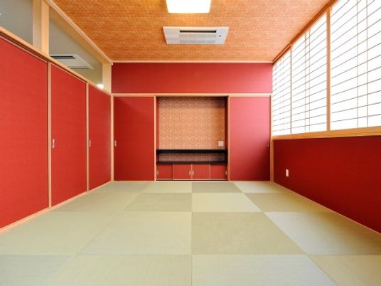 赤い壁が印象的な和室