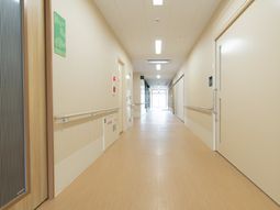 明るく清潔な廊下