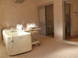 明るい浴室の機器と設備
