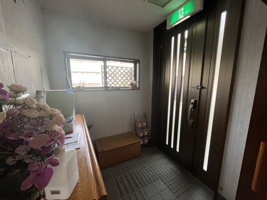 自然光の入る玄関