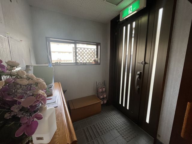自然光の入る玄関 エントランス 明るい光が差し込む玄関は、落ち着いた雰囲気で来訪者を迎えます。清潔感が感じられます。
