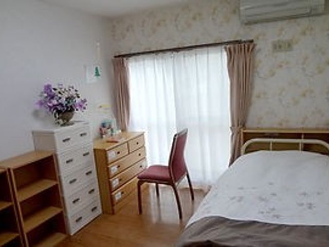 日当たりの良い居室 居室 自然光がたっぷり入る居室で、快適に過ごせる空間です。充実した設備で毎日の生活が便利になります。