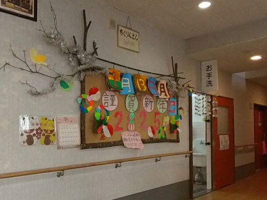 彩り豊かな掲示物の廊下