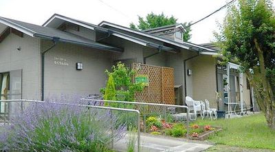 庭が広がる外観