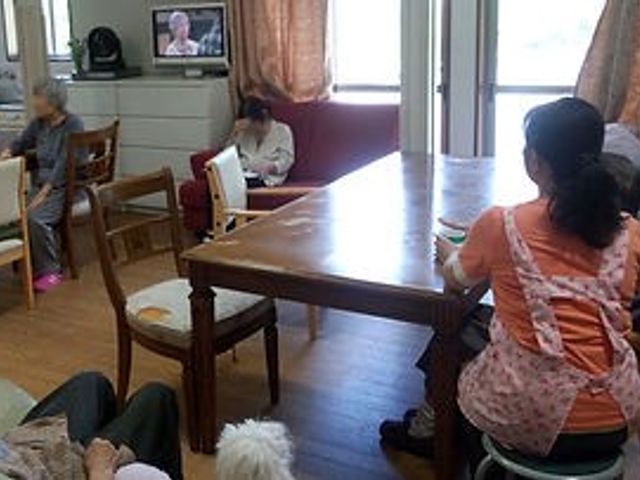 くつろぐリビング リビング 温かみのあるリビングで、居住者がくつろぐ場面です。和やかな雰囲気の中で、テレビ鑑賞が楽しめます。