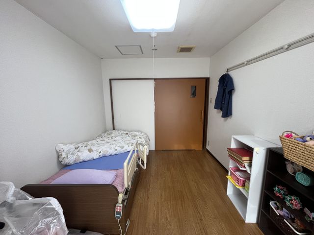 シンプルな居室 居室 落ち着いた雰囲気の居室です。清潔感があり、くつろぎの時間を提供します。