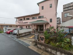 ピンクの建物の外観