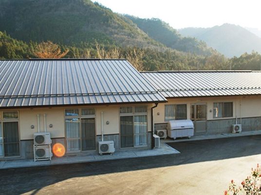 山々に囲まれた建物外観