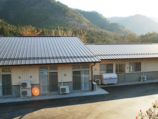 山々に囲まれた建物外観