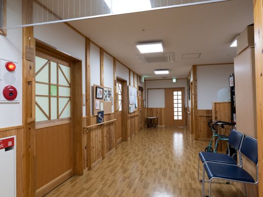 木目調の温かい廊下