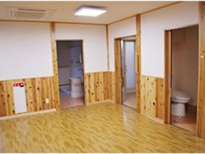 木目調の清潔な廊下
