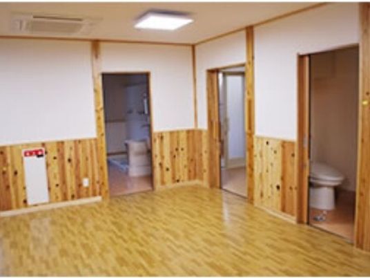 木目調の清潔な廊下