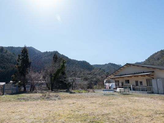 山々と建物のある中庭