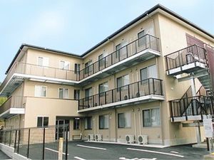 明るい外観の建物