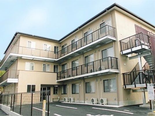 明るい外観の建物