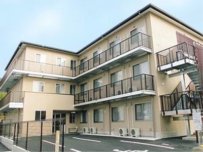 明るい外観の建物