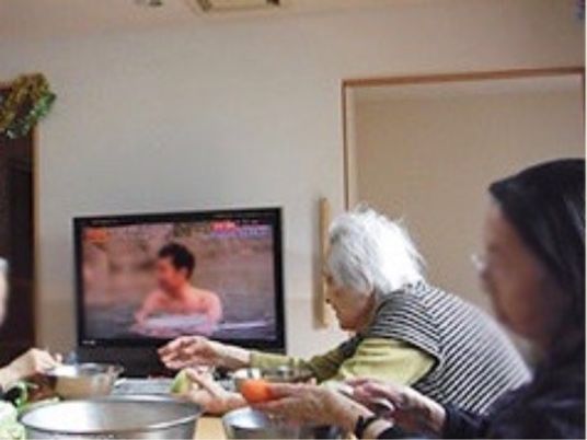 高齢者がテレビ鑑賞する様子