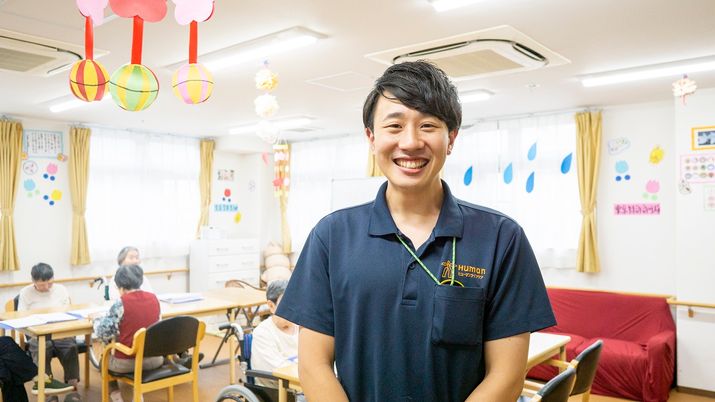 笑顔のスタッフと居室