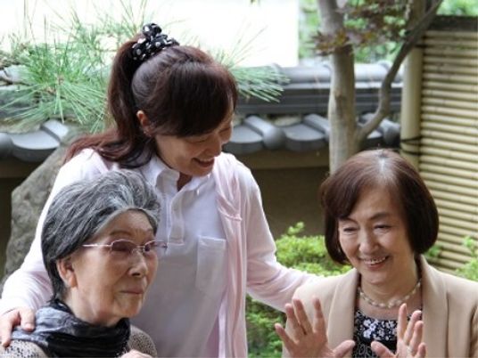 笑顔で交流する人々