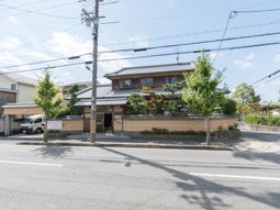緑豊かな施設外観