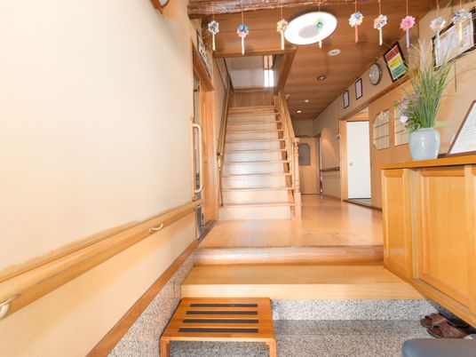 木目調の温かみのある廊下