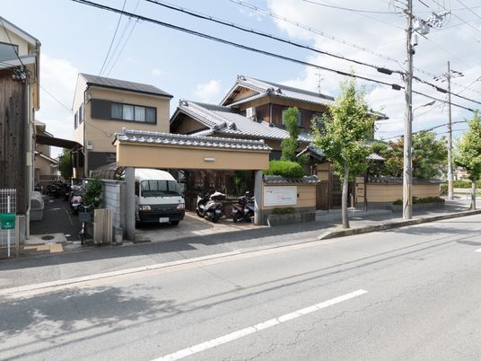 穏やかな外観の建物