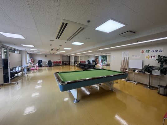 絵画がある広い空間