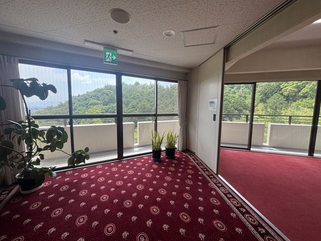 自然光の入る廊下 廊下 大きな窓から自然光が差し込み、明るく開放的な廊下です。廊下越しに自然を楽しむことができます。