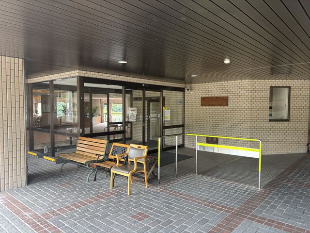 暖かい雰囲気のエントランス エントランス 落ち着いた造りの入口では、休憩用の椅子が設けられています。リラックスした雰囲気です。