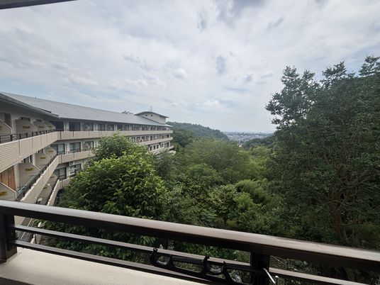 緑豊かな景色のバルコニー